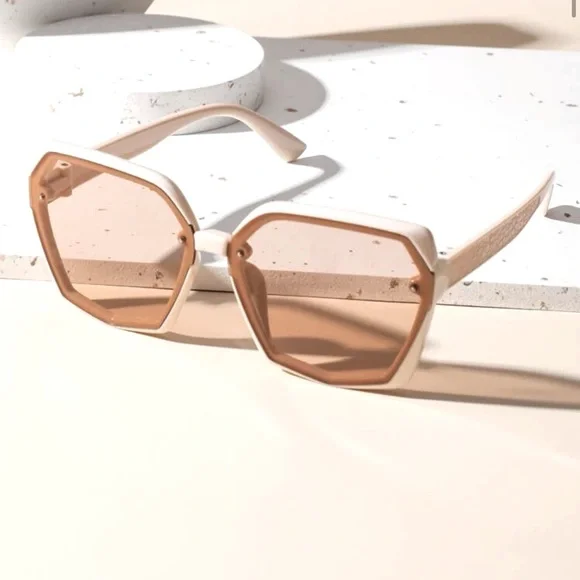 Oversized Sunglasses 😎 - Picture 2 of 2